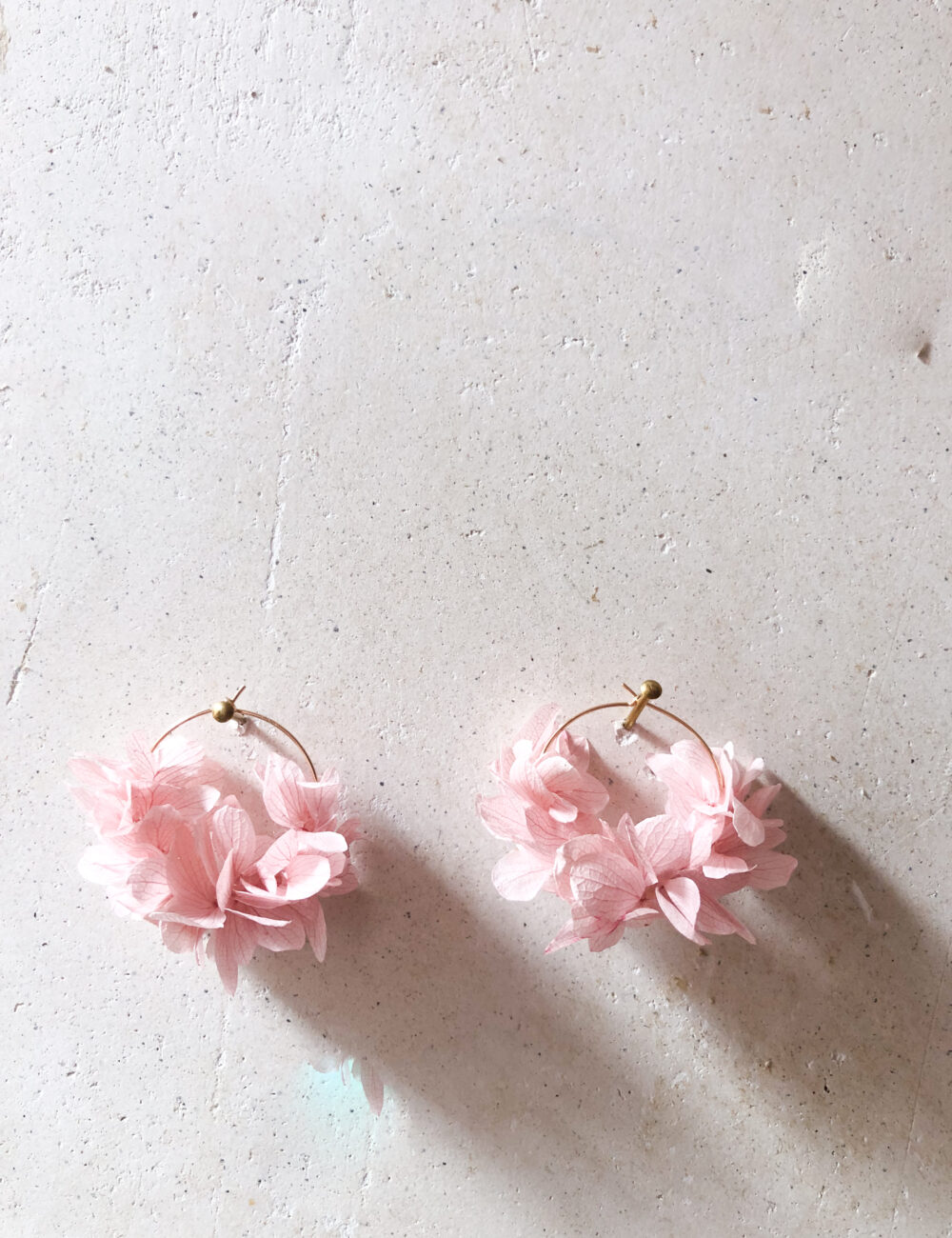 boucles d'oreilles en or et véritables pétales de fleurs séchées couleur rose tendre pour un cadeau femme romantique et bohème