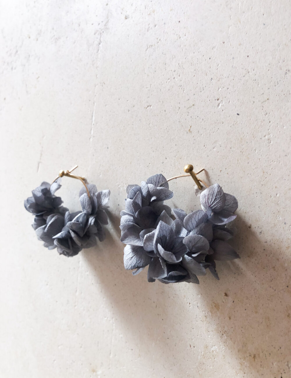 boucles d'oreilles fleurs couleur bleu gris pour mariage