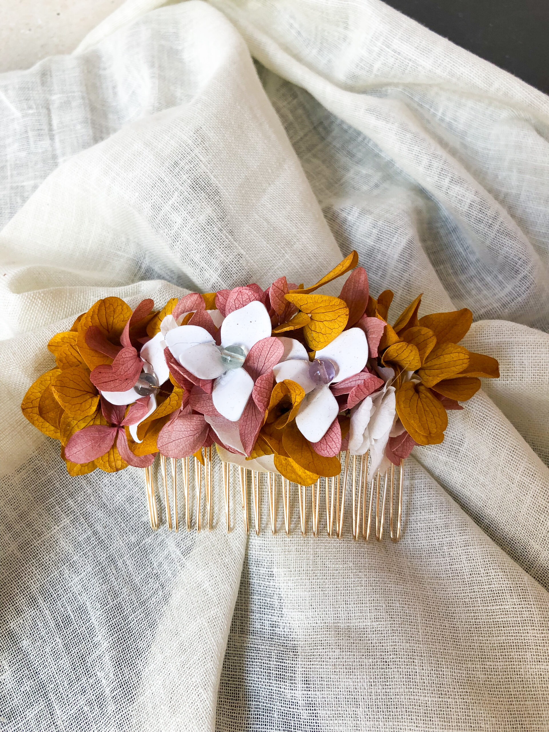 peigne coiffure de mariée fleurs séchées et pierre semi precieuse maiton or jaune et rose