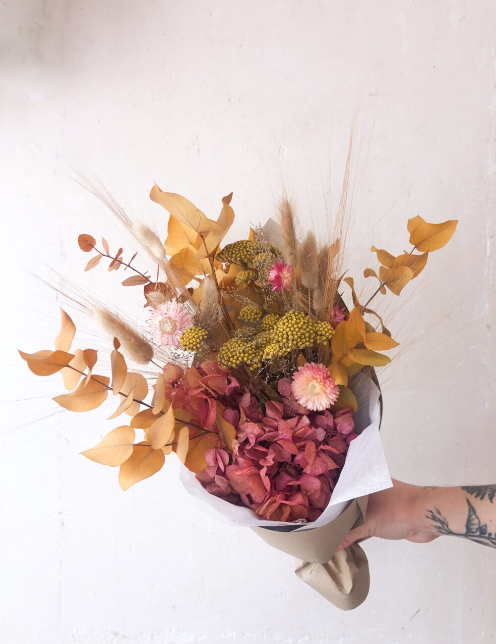bouquet de fleurs séchées jaune rose stabilisé eucalyptus immortelle blé chaton idée cadeau
