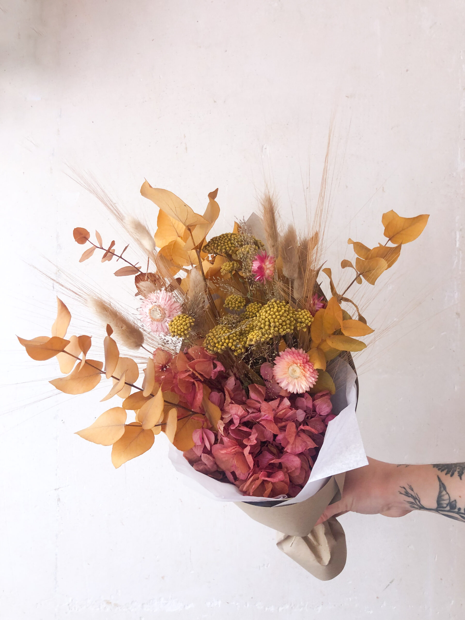 bouquet de fleurs séchées jaune rose stabilisé eucalyptus immortelle blé chaton idée cadeau