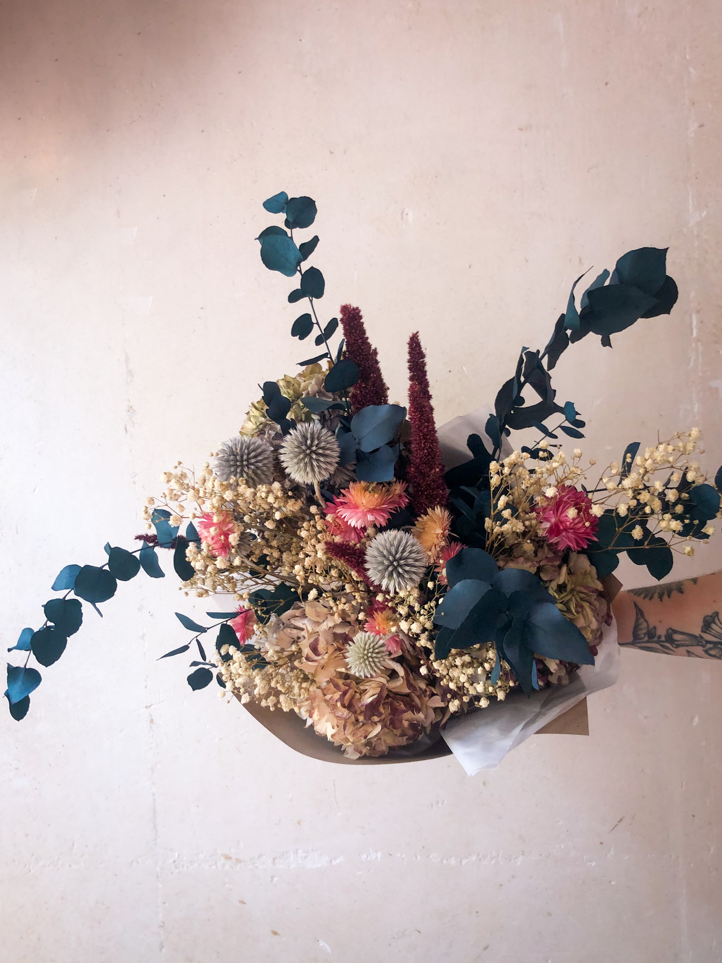 bouquet fleurs séchées françaises bleu et rose toulouse atelier floral chardon immortelle décoration bohème idée cadeau femme