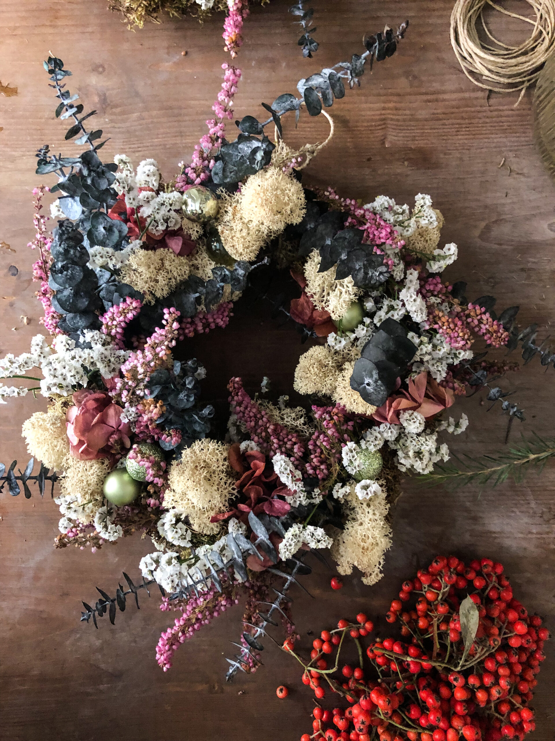 couronne de fleurs séchées et mousse des bois durable avant noël